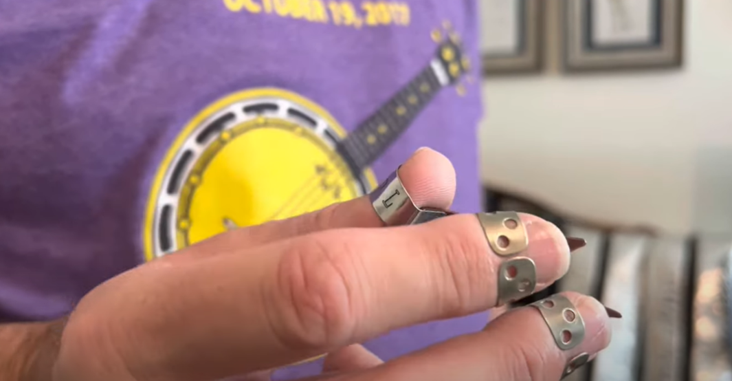 How do you position a banjo pick?